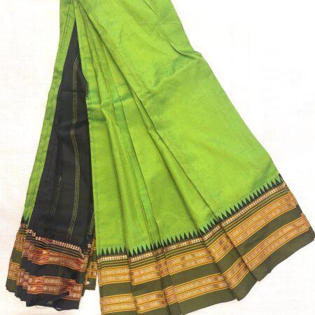Narayanpet Silk Saree – Parrot Green Body with Black Contrast Pallu & Traditional Zari Border